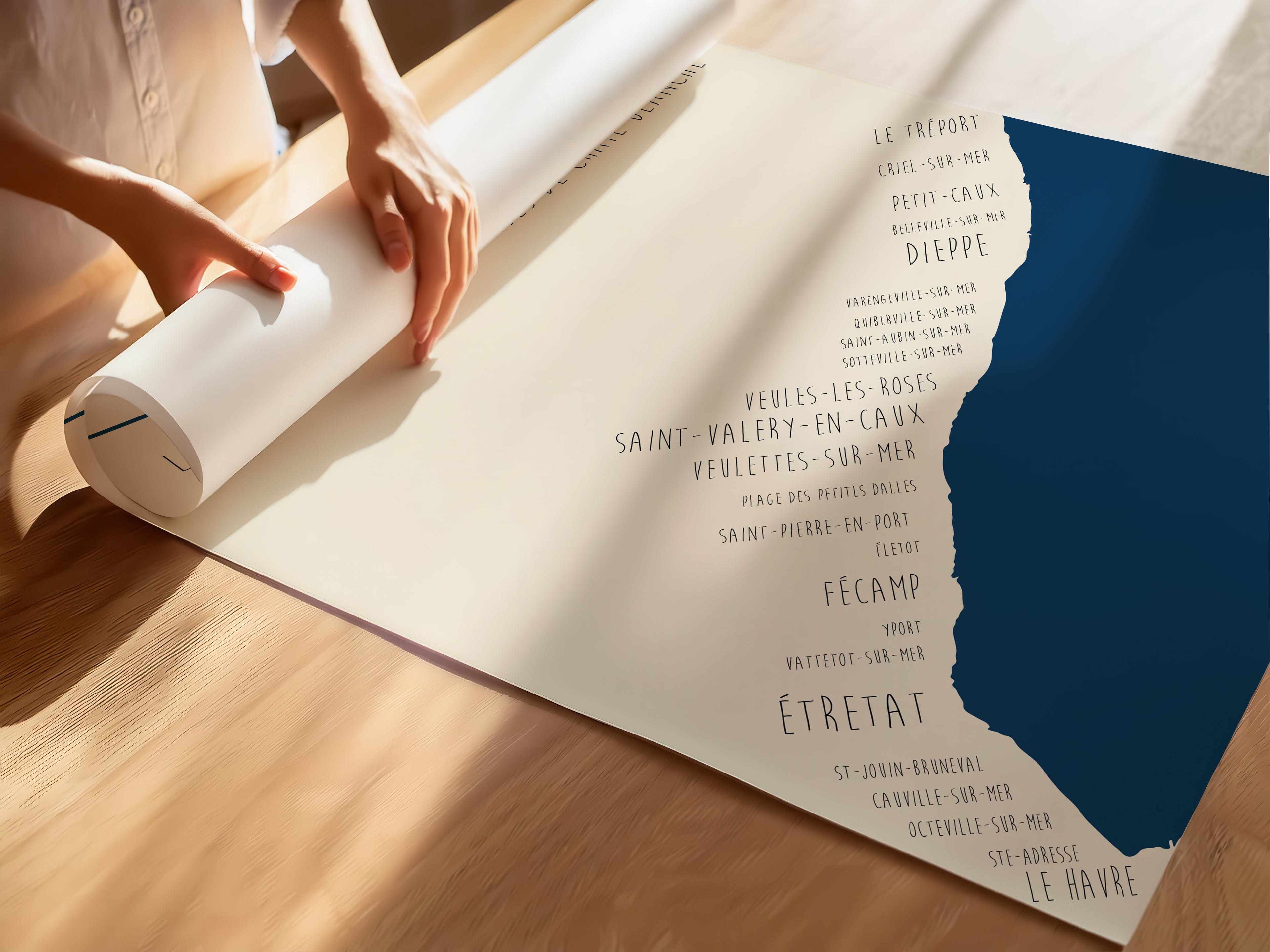 Affiche décoration intérieure douce représentant la côte normande et ses villes.