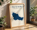 Affiche carte côtière Belle‑Île‑en‑Mer Bretagne, design épuré et doux pour décoration intérieure.