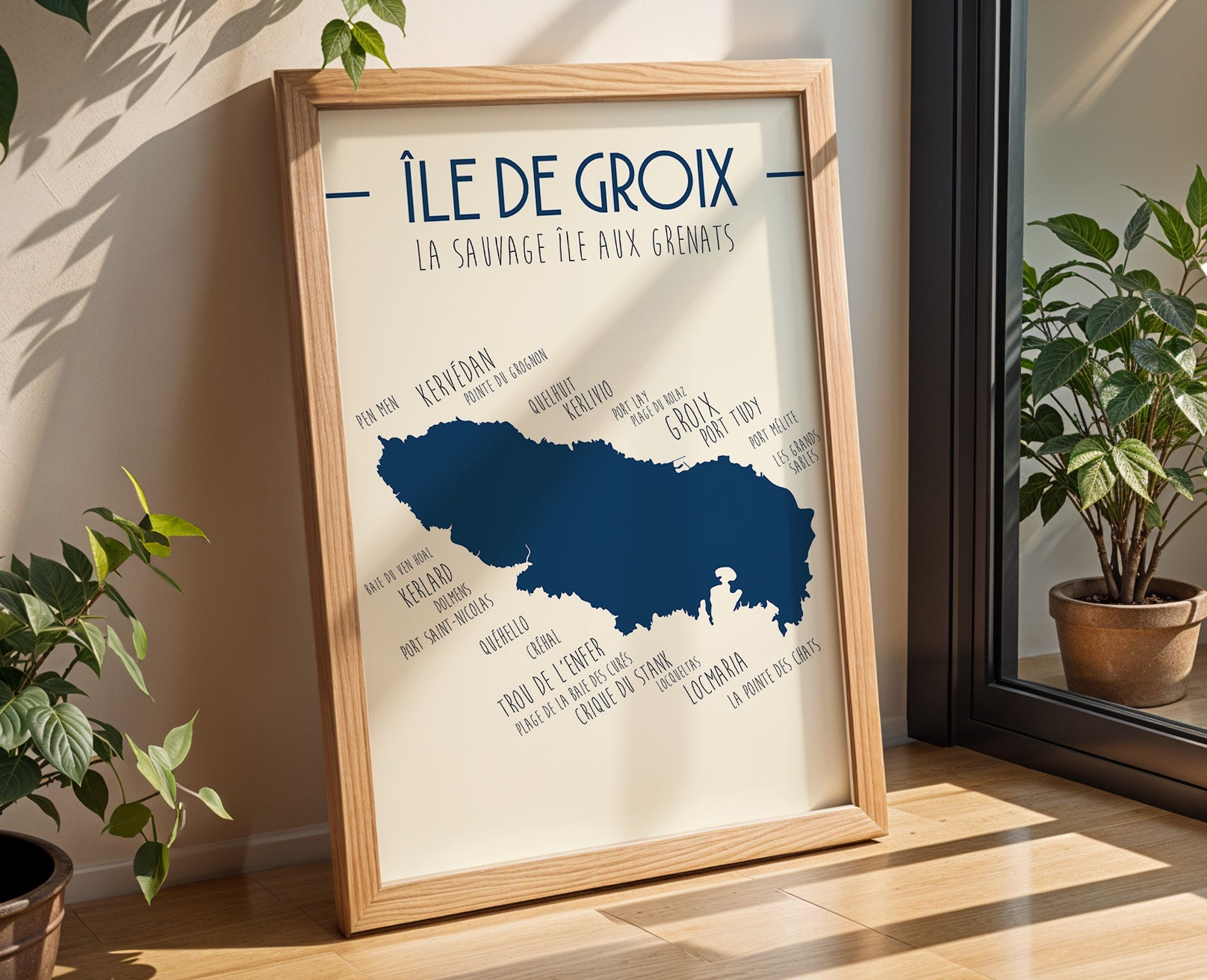 Affiche Île de Groix Bretagne au design épuré, illustration douce de l’île, des plages et du littoral breton